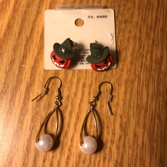 Two pair of earrings - Picture 1 of 1